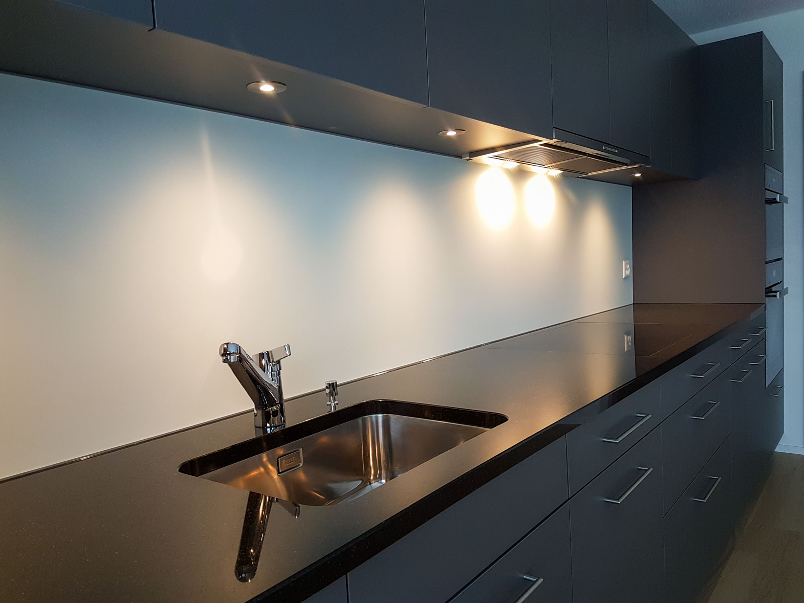 Wooddesign-Küche_einzeilig_Fronten dunkel anthrazit_Glasrückwand_Granit dunkel_Led-Beleuchtung (1)