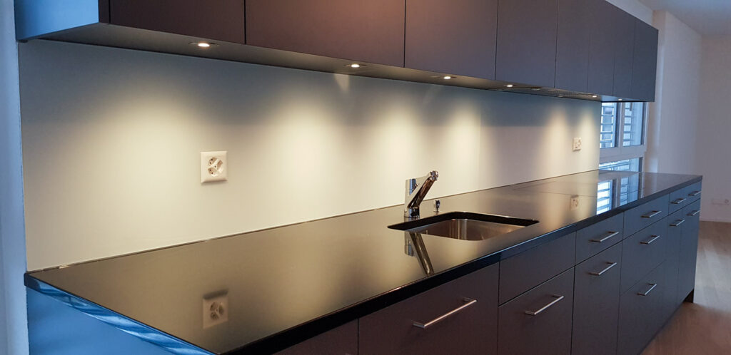 Wooddesign_Küche mit Hochschrankinsel_Fronten anthrazit dunkel_Granitabdeckung dunkel_Led-Beleuchtung_Glasrückwand (3)