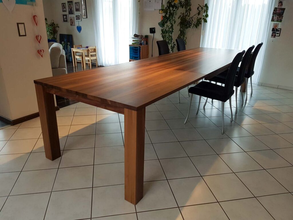 Wooddesign_Nussbaum massiv_ausziehbar_Ausziehtisch_Tischeinlage unter dem Tisch (5)