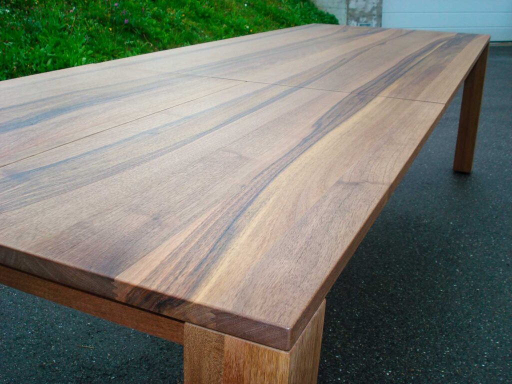 Wooddesign_Nussbaum massiv_ausziehbar_Ausziehtisch_Tischeinlage unter dem Tisch_Tischbeine mitlaufend (2)