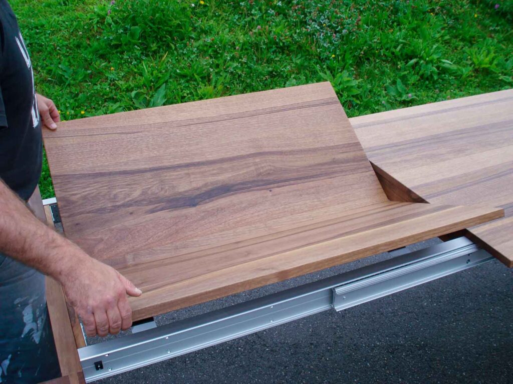 Wooddesign_Nussbaum massiv_ausziehbar_Ausziehtisch_Tischeinlage unter dem Tisch_Tischbeine mitlaufend (6)