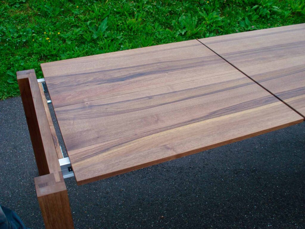 Wooddesign_Nussbaum massiv_ausziehbar_Ausziehtisch_Tischeinlage unter dem Tisch_Tischbeine mitlaufend (7)