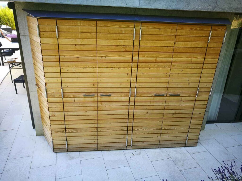 Wooddesign_Terrassengestaltung_Aussenschrank_Lärchenholz vergraut_Holzverschalung_Türen (2)