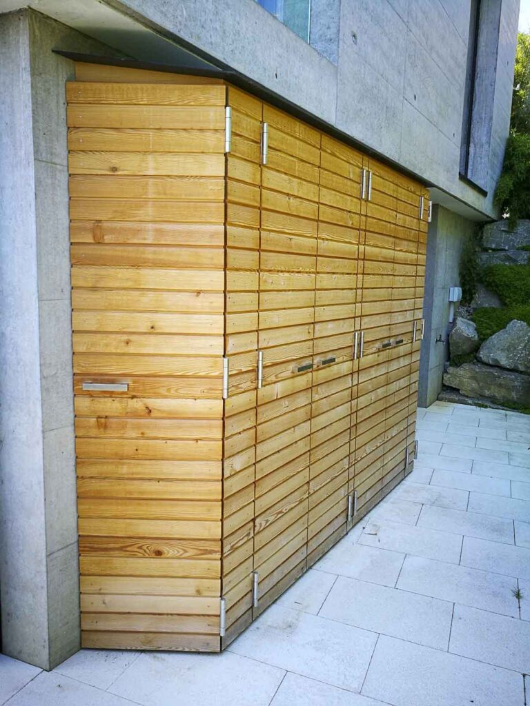 Wooddesign_Terrassengestaltung_Aussenschrank_Lärchenholz vergraut_Holzverschalung_Türen (3)
