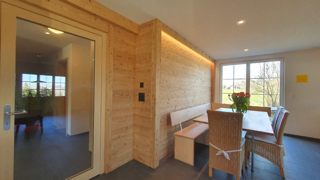 Wooddesign_Holzdesign_Altholz_rustikal_modern _Wandverkleidung_LED-Beleuchtung_Raumtrenner_Essbereich (3)-min