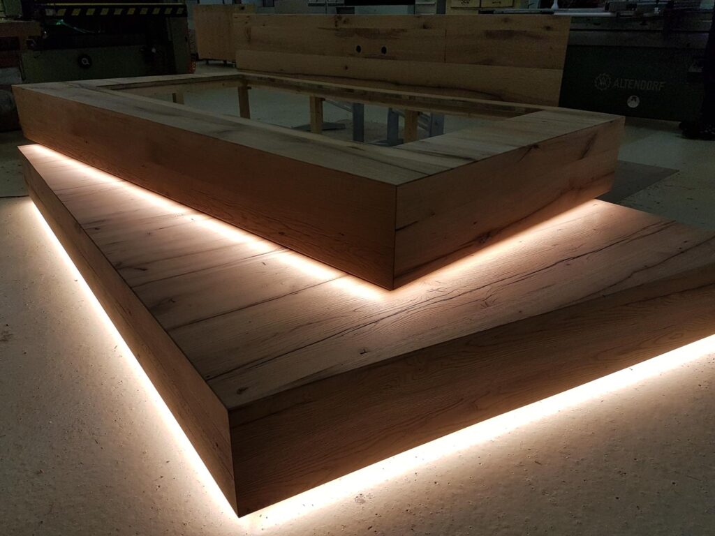 Wooddesign_Badumbau_Badewannenverkleidung_Badewanne_Sensebezirk_Altholz_Beleuchtung_LED-Beleuchtung_Treppe (5)