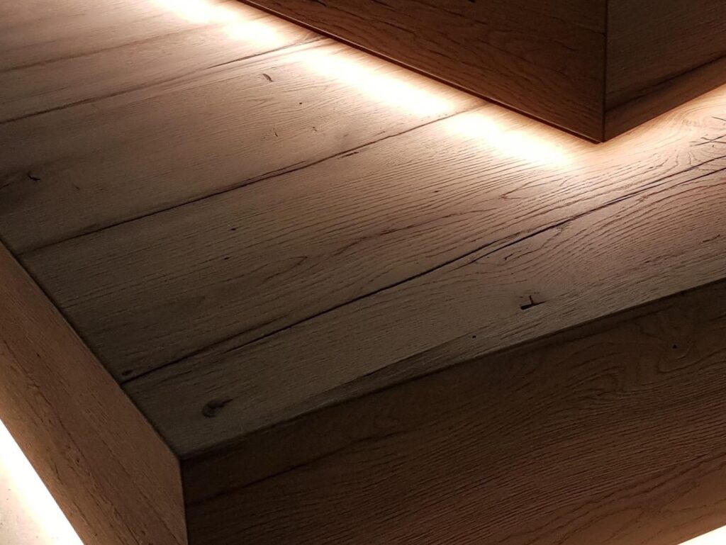Wooddesign_Badumbau_Badewannenverkleidung_Badewanne_Sensebezirk_Altholz_Beleuchtung_LED-Beleuchtung_Treppe (9)