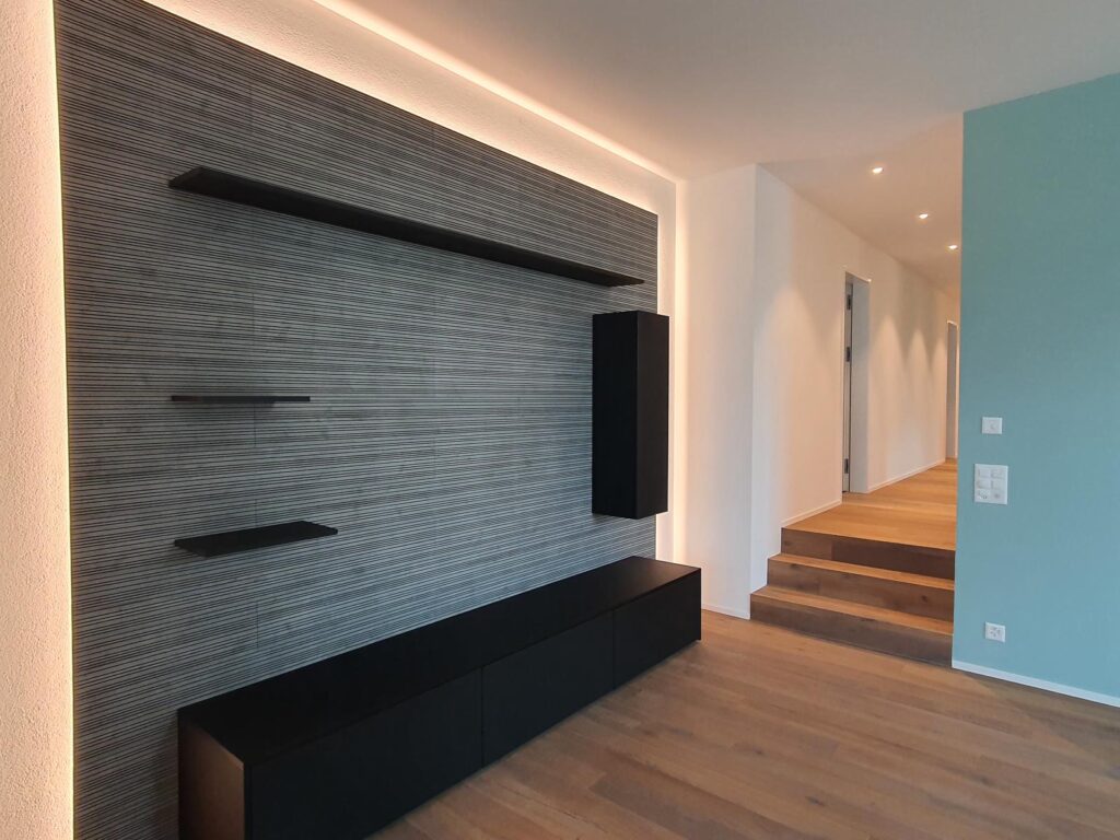 Wooddesign_Wohnzimmermöbel mit Schallabsorption_SwissKrono_indirekte LED-Beleuchtung_ Fernsehmöbel_Sideboard (1)