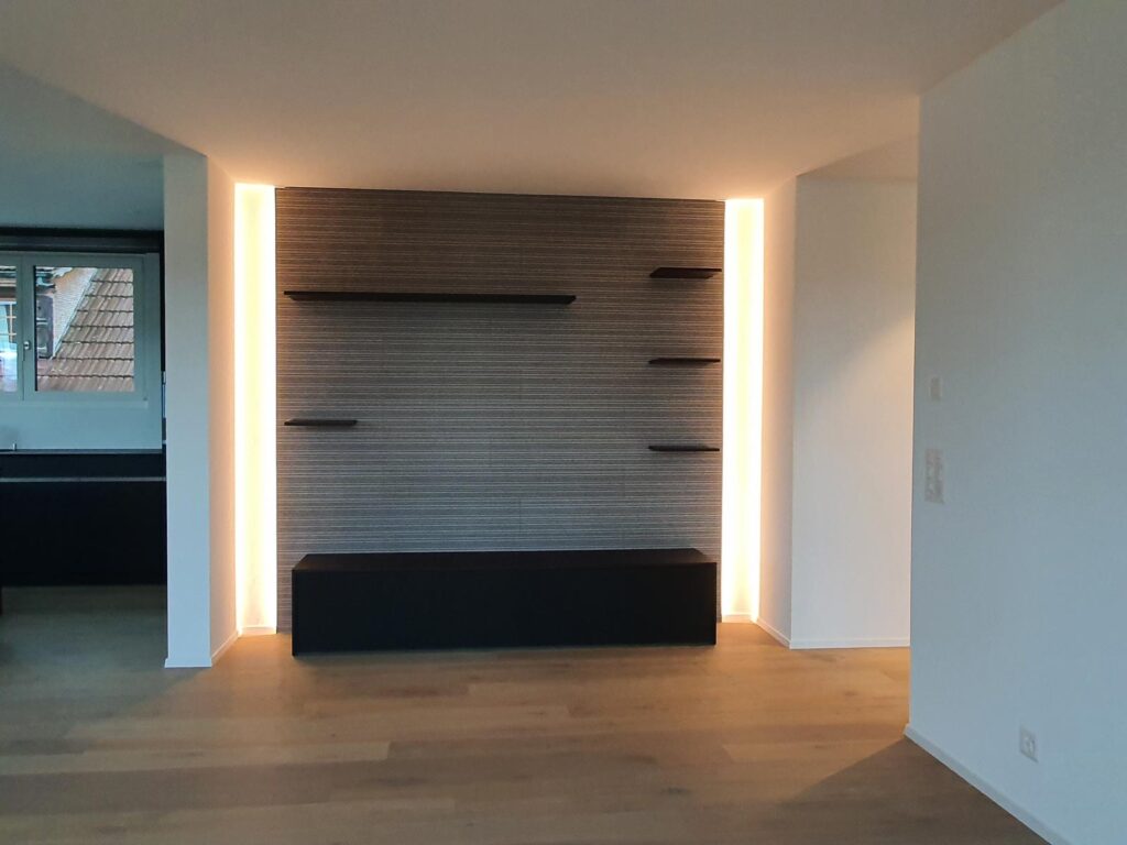 Wooddesign_Wohnzimmermöbel mit Schallabsorption_SwissKrono_indirekte LED-Beleuchtung_ Fernsehmöbel_Sideboard (2)