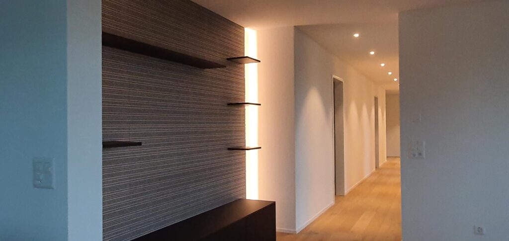 Wooddesign_Wohnzimmermöbel mit Schallabsorption_SwissKrono_indirekte LED-Beleuchtung_ Fernsehmöbel_Sideboard (3)