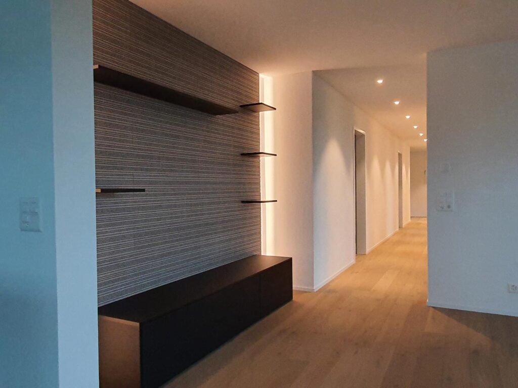 Wooddesign_Wohnzimmermöbel mit Schallabsorption_SwissKrono_indirekte LED-Beleuchtung_ Fernsehmöbel_Sideboard (4)