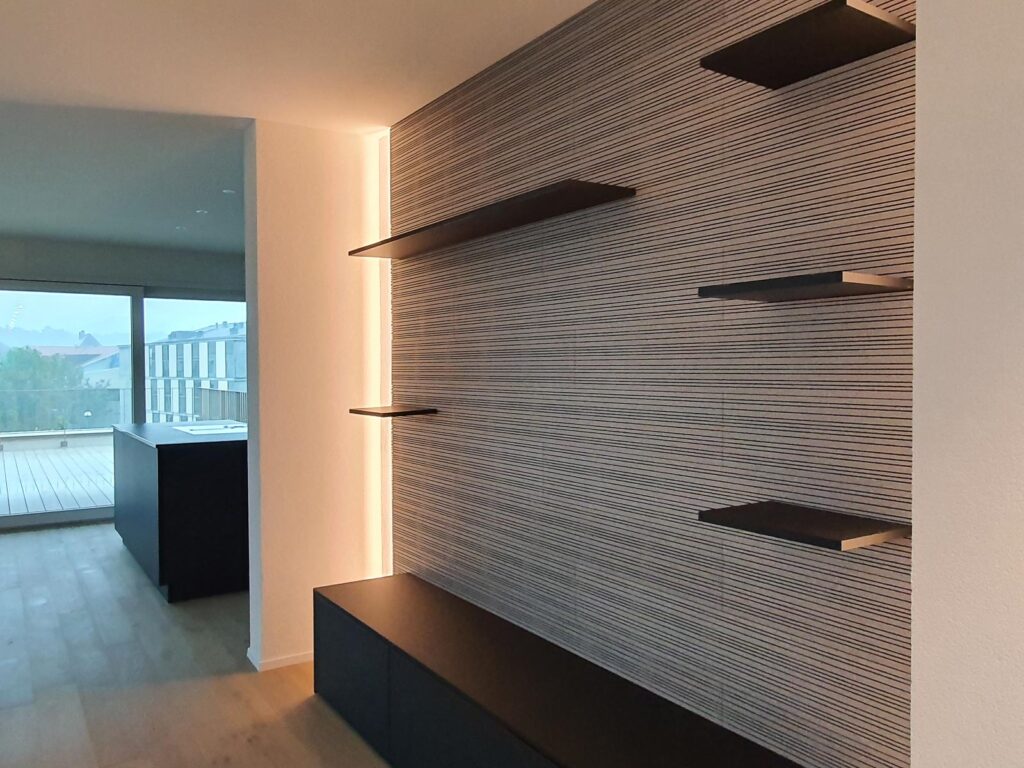 Wooddesign_Wohnzimmermöbel mit Schallabsorption_SwissKrono_indirekte LED-Beleuchtung_ Fernsehmöbel_Sideboard (5)